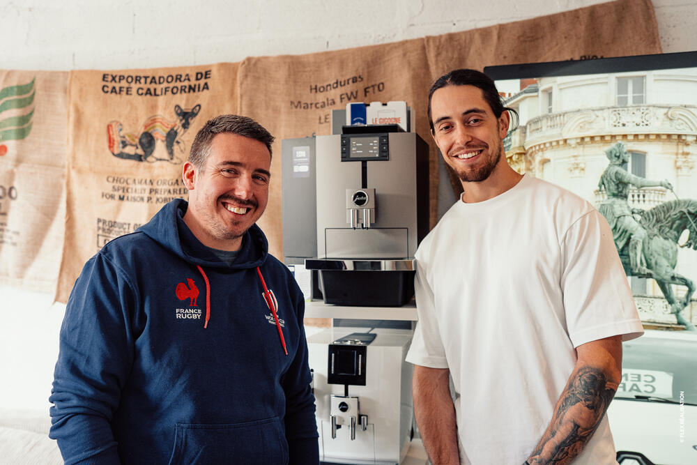 Mikaël Le Calvez et Lucas Pinto, co-fondateurs de Cena Café, dans le showroom à Orléans