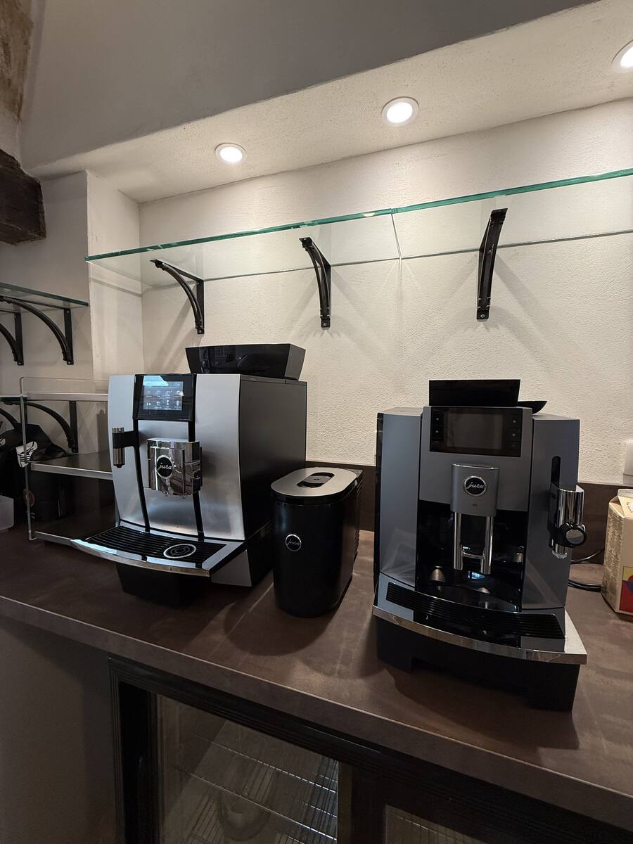 Machine Jura Cena Café installée dans un restaurant à Auxerre